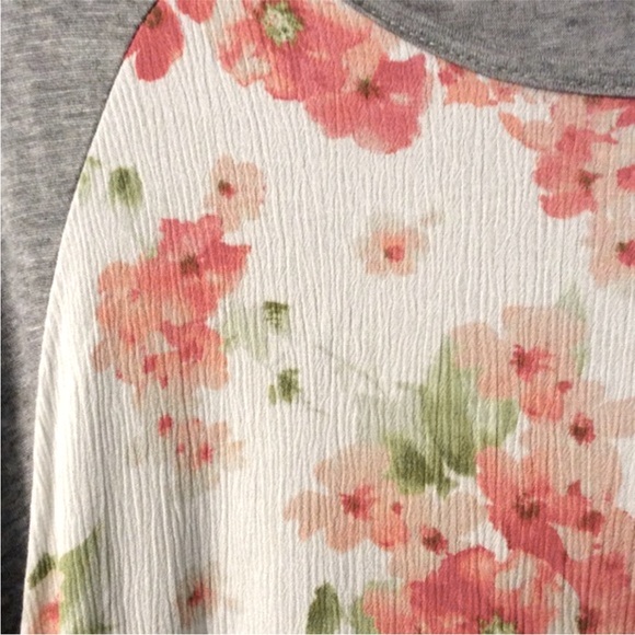 🌻3/$20 Sugar Free Red and White Floral Chiffon Raglan Short Sleeve Tee, Size L - Picture 4 of 9